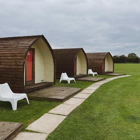 Rodway Hill Golf & Eco Pod Hotel Глостер Экстерьер фото