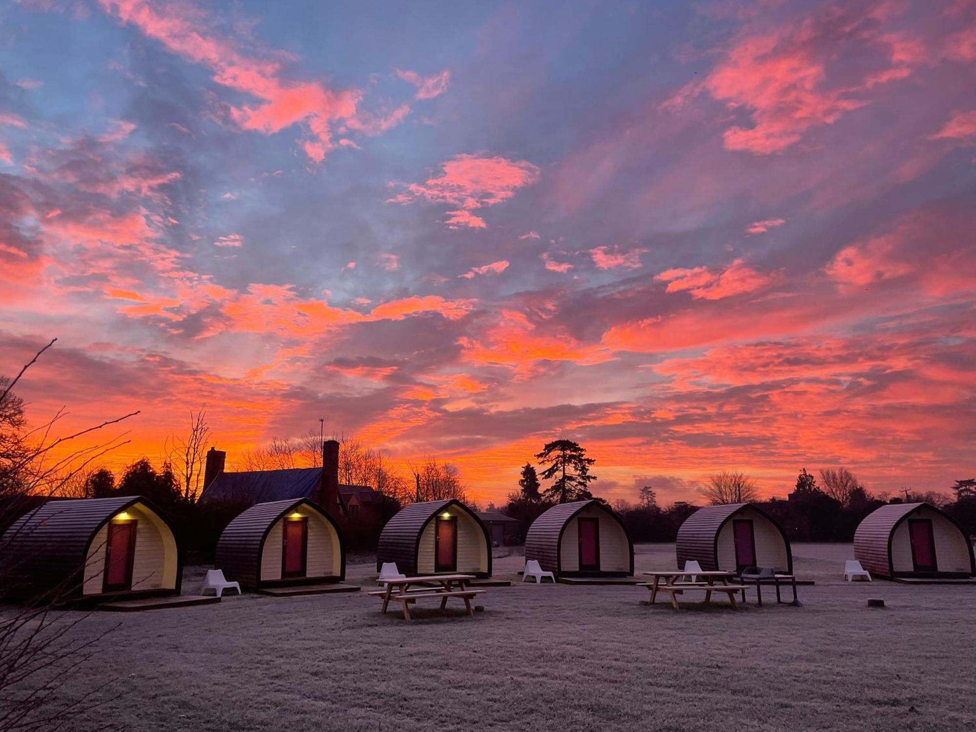 Rodway Hill Golf & Eco Pod Hotel Глостер Экстерьер фото