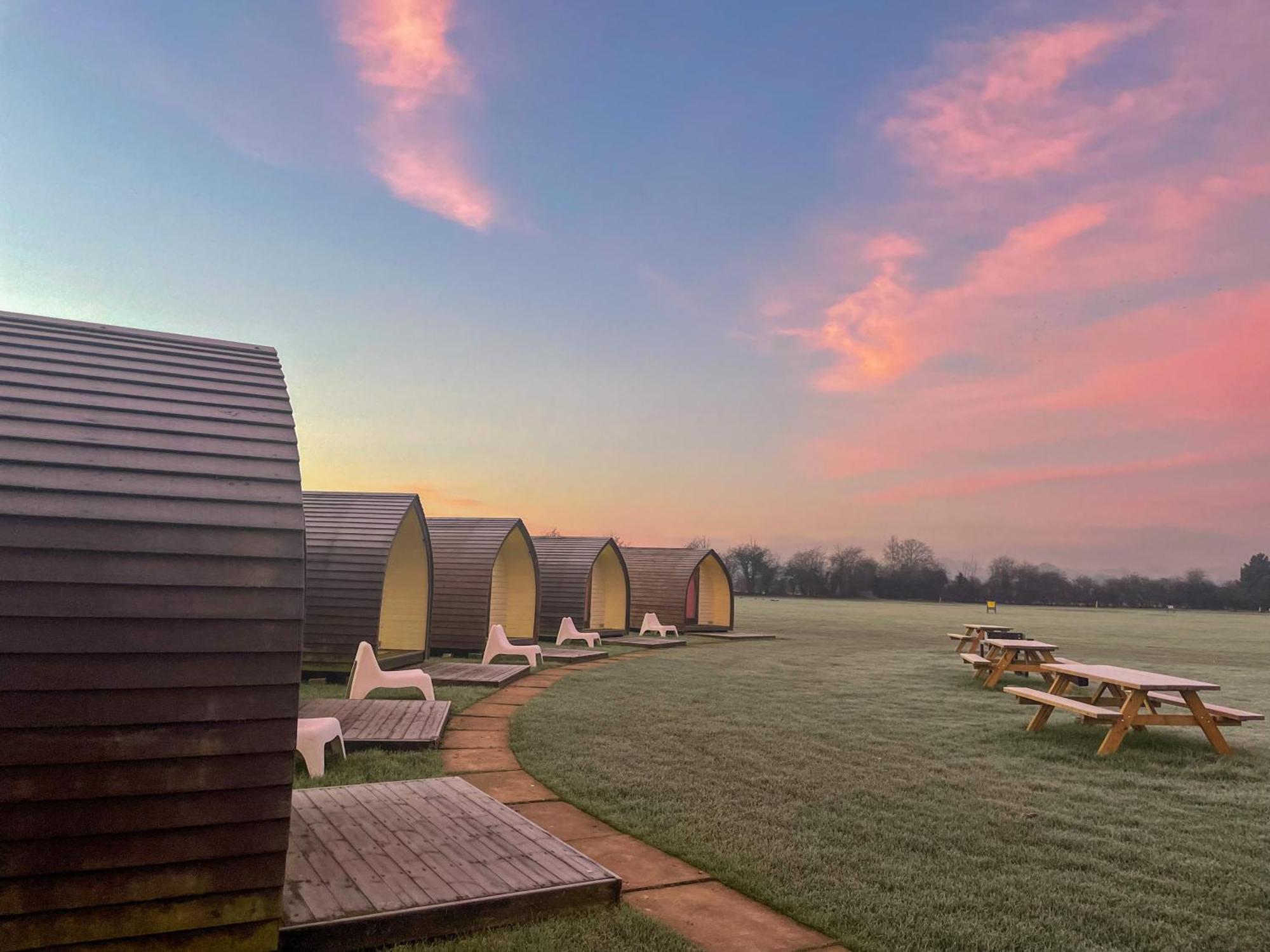 Rodway Hill Golf & Eco Pod Hotel Глостер Экстерьер фото